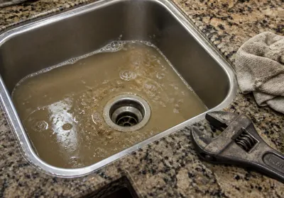 Desagüe de cocina con agua retenida, un aviso habitual de desatasco en Valencia